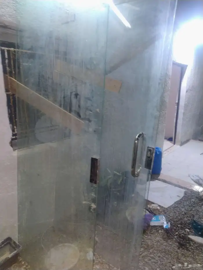 باب زجاج سكريت مقاس الطول 2.10 متر والعرض 1.00متر مع2 ثوابت 1