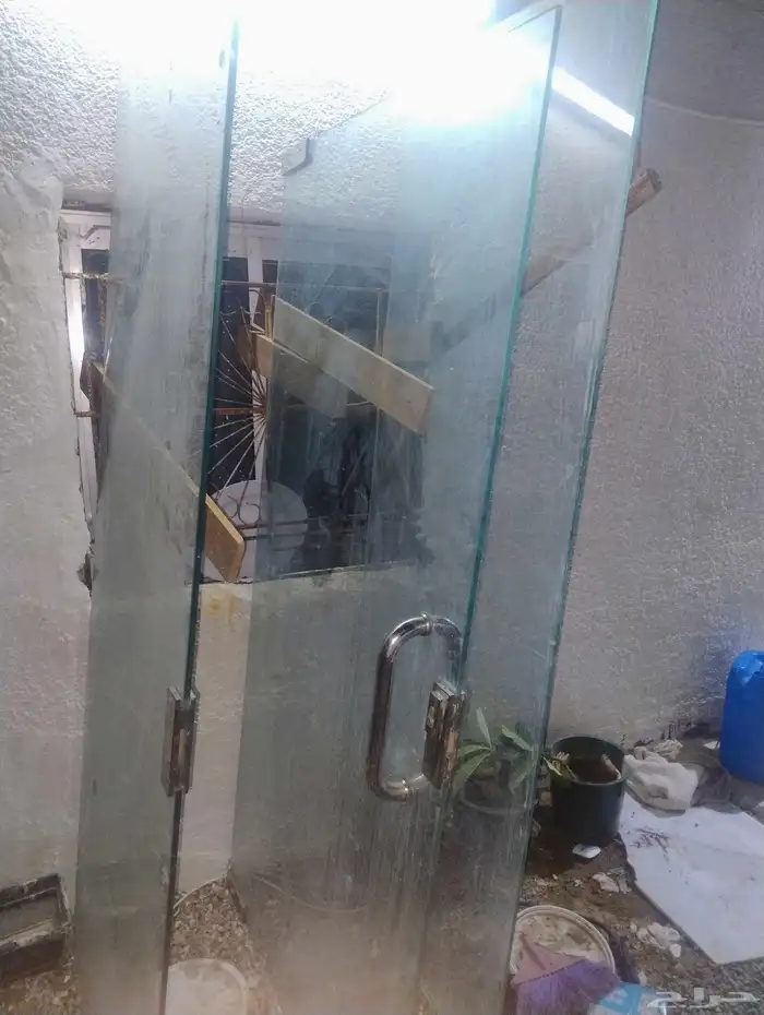 باب زجاج سكريت مقاس الطول 2.10 متر والعرض 1.00متر مع2 ثوابت 0