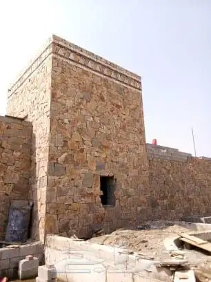 مقاول حجر طبيعي وجميع انواع القصات وتخريم الصخور 6