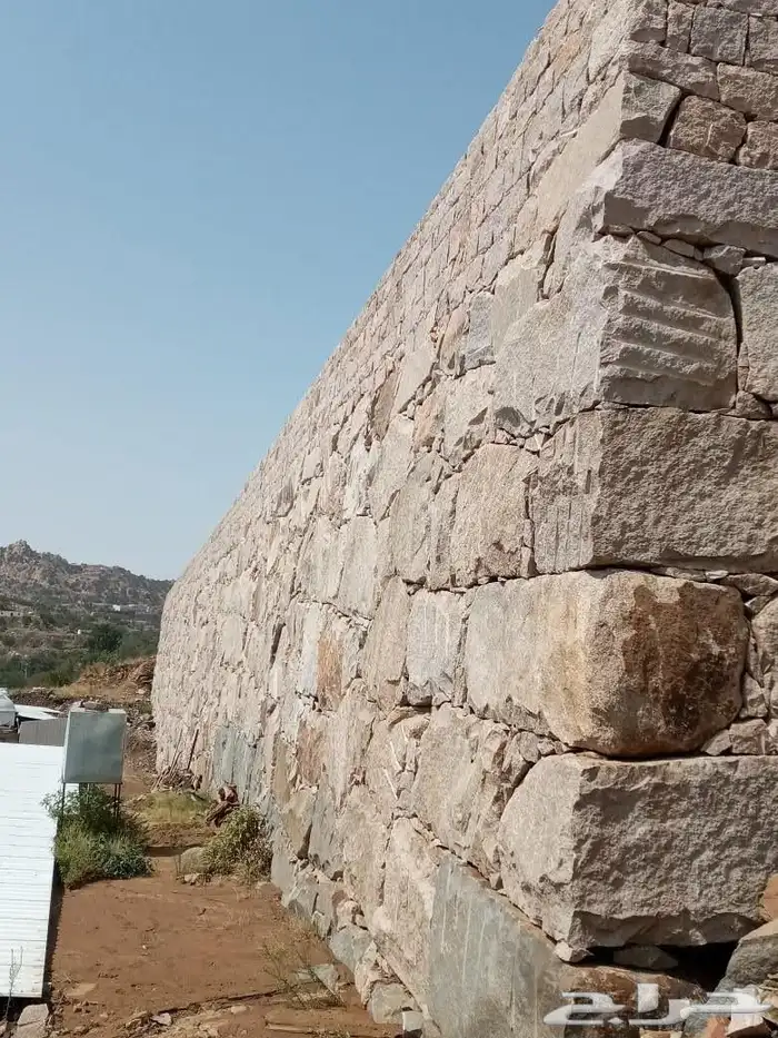 مقاول حجر طبيعي وجميع انواع القصات وتخريم الصخور 3