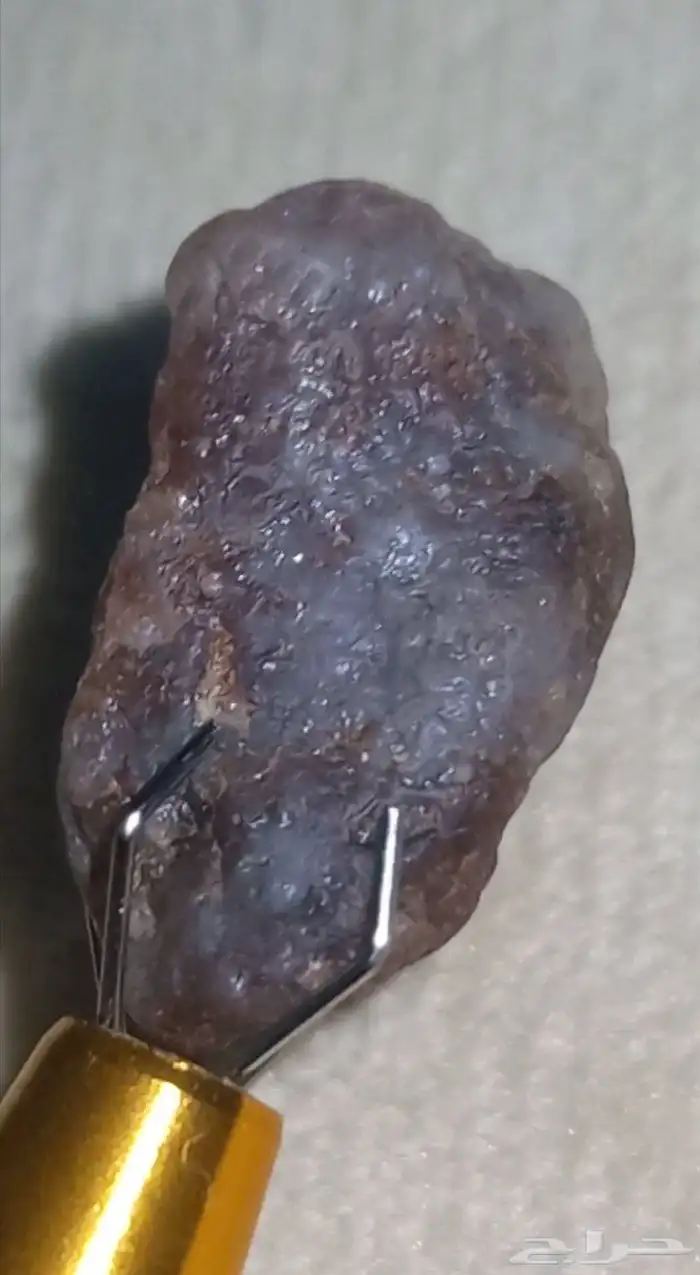 خام الكوراندوم الأرجواني.purple corundum ore 1