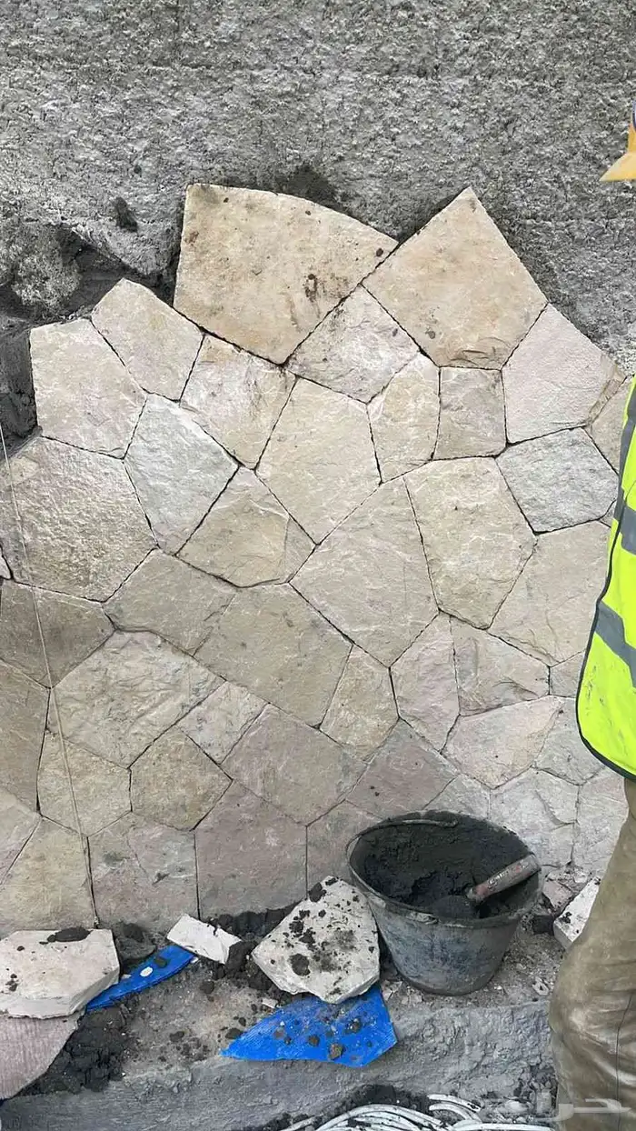مقاول حجر طبيعي وجميع انواع القصات وتخريم الصخور 0