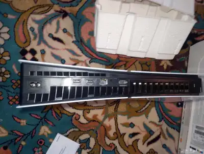 للبيع سوني 5 شبه جديد للبدل ب ايفون او للبيع 4