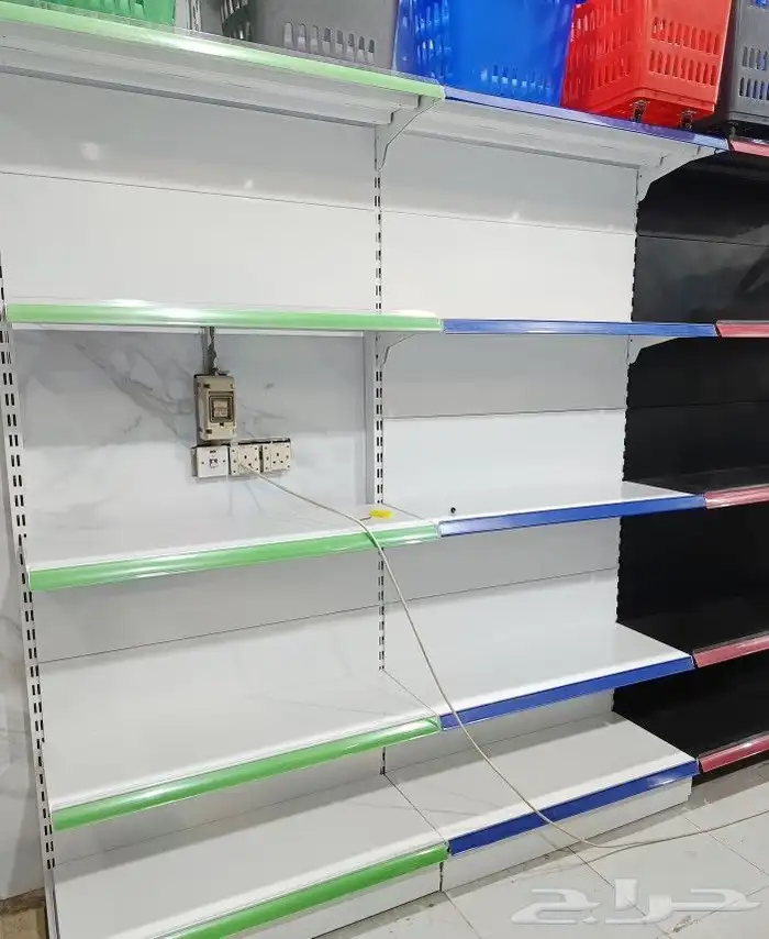 يوجد لدينا رفوف سوبر وسط   جدار   زاويه 2