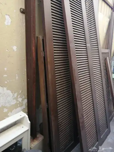 باب ألمنيوم مع الفريم شباك وحاجز خشبي قطع كهربائية 1