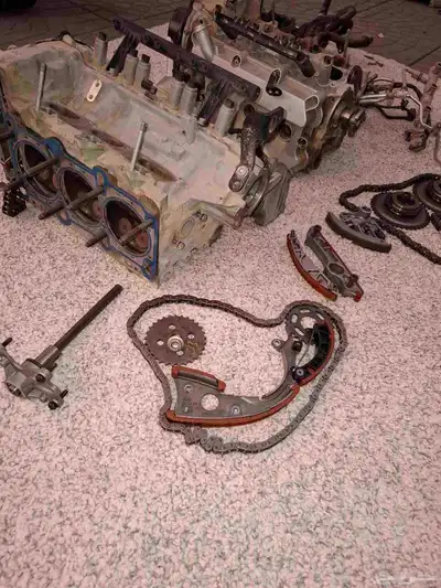 للبيع رأس مكينة أودي وقطع مكينه 1