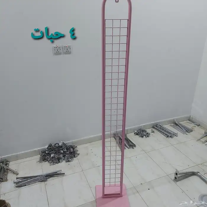 رفوف بقاله وطاوله حديد وعلاقات 6