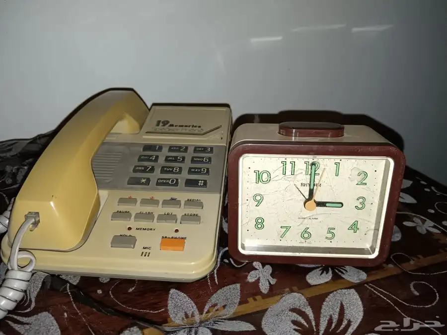 ساعه وتلفون قديمتراث 0