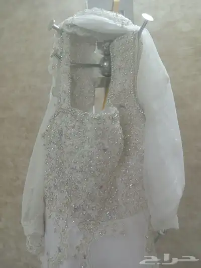 فستان زفاف أنيق بتفاصيل لامعه وتطريز جميل تصميم مثالي للزفاف 4