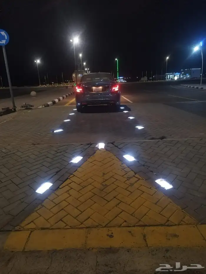 عيون قطط وفواصل زجاجية مضيئة للبيع 1