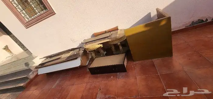 دولاب وطاولتين خشب مستخدم 0