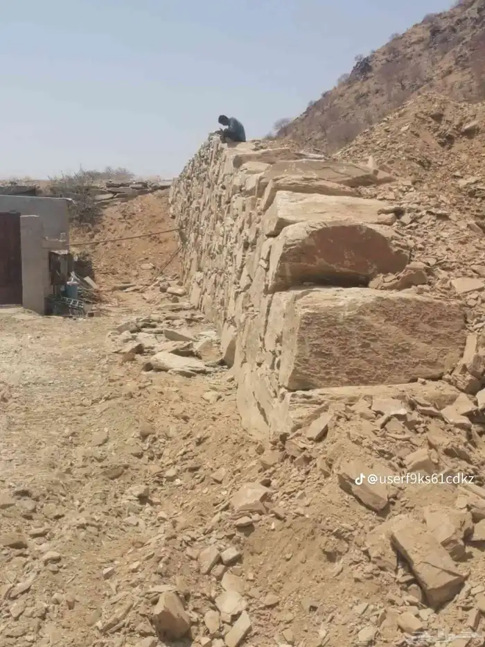 بوكلين لبناء الحجر وقص الاراضي وهدم العمائر القديمه 0