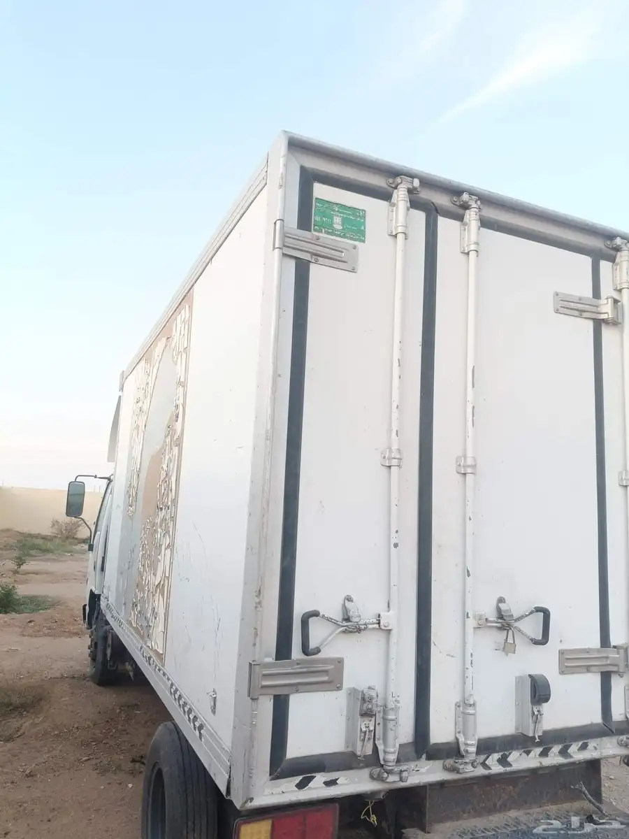ثلاجه دينا 4 متر بحاله جيده معها جهاز تكييف 1