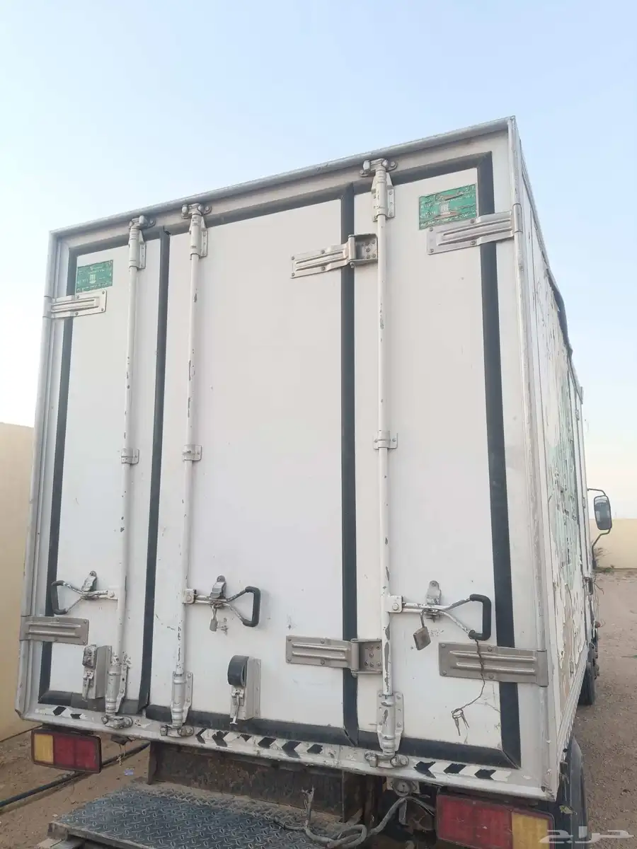ثلاجه دينا 4 متر بحاله جيده معها جهاز تكييف 2