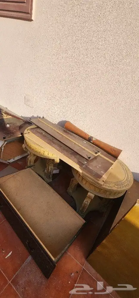 دولاب وطاولتين خشب مستخدم 1