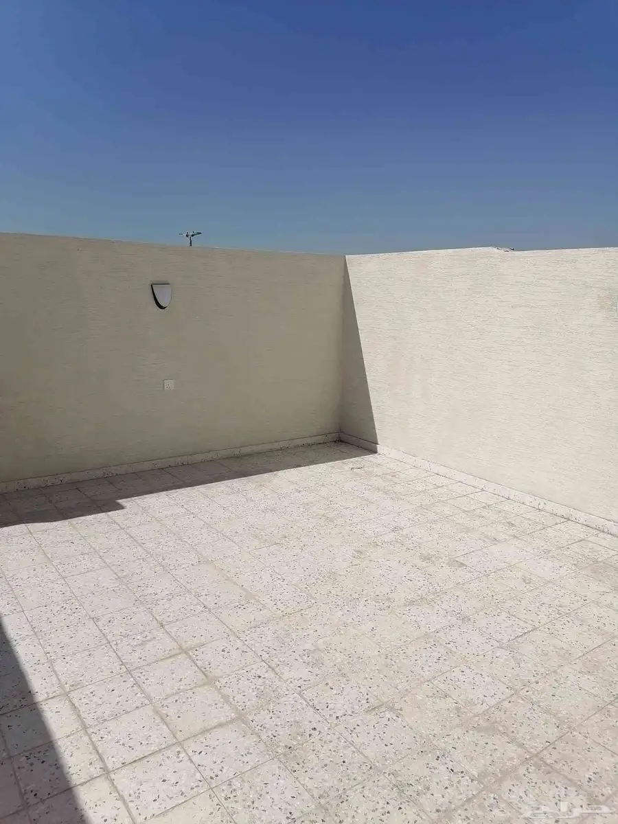 للبيع ملحق مع سطح خاص بحي الملك فهد تشطيب شخصي 3