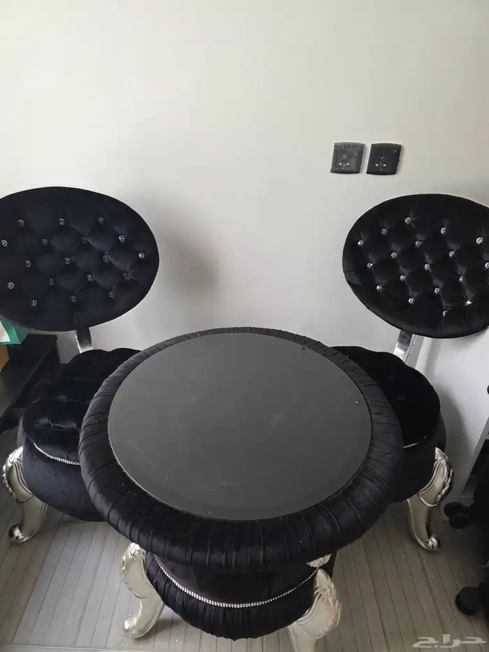 للبيع طاوله و عدد كراسي اثنين مستعجل حد 330 0