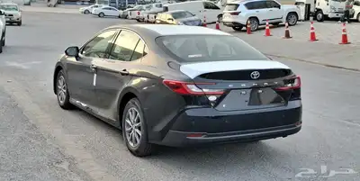 كامري E بنزين اسود 2025 3