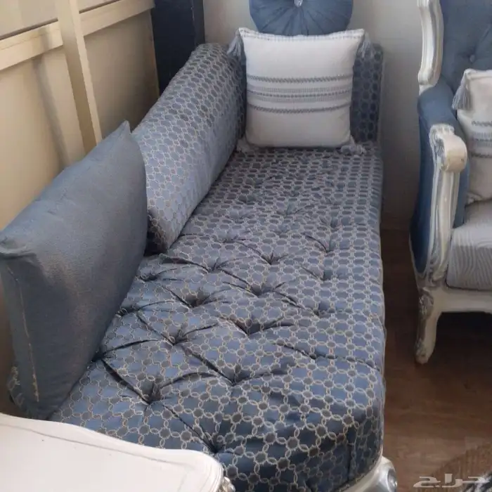 للبيع كنب نظيف استعمال سنه كبيرة عدد2 مع واحدة صغيرة مع ستار 5