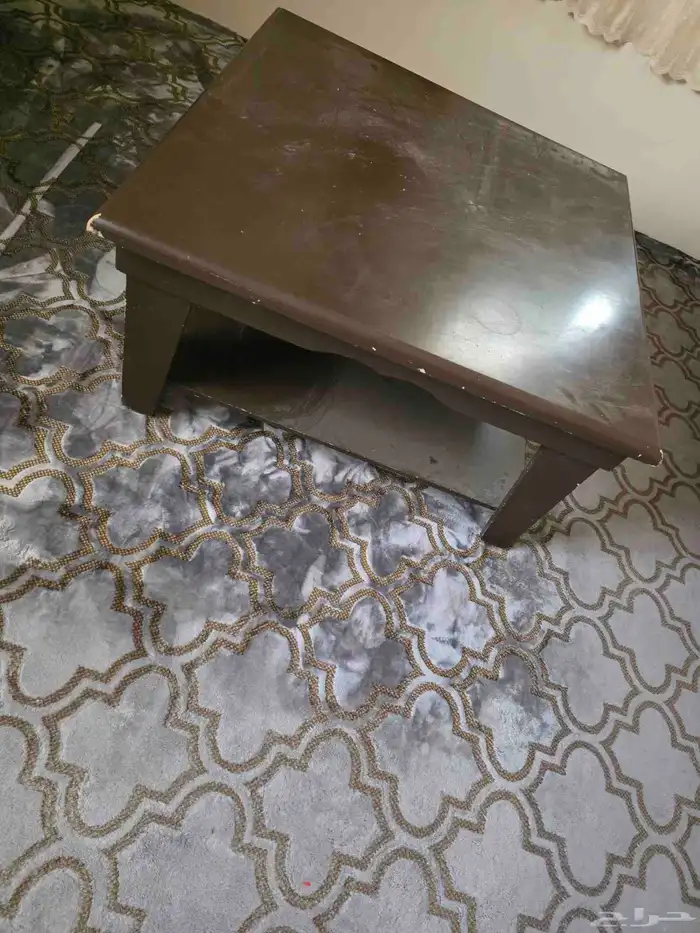 طاوله خشبيه بني اللون مربعه بحاله جيده 0