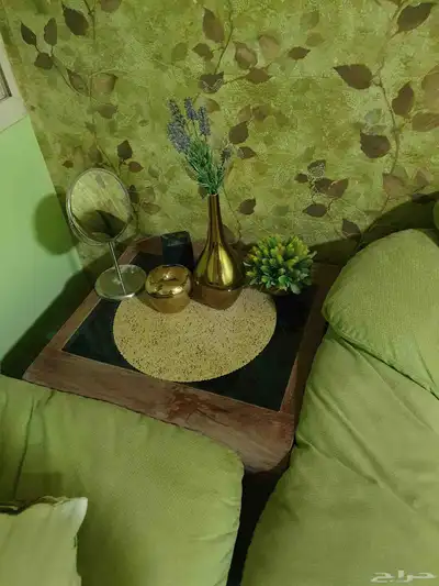 كنب صالة مع طاولات جانبية وطاولة رئيسية وطاولة شاشة طقم نظيف 2