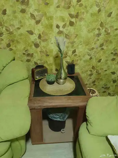 كنب صالة مع طاولات جانبية وطاولة رئيسية وطاولة شاشة طقم نظيف 0