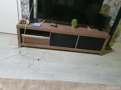 كنب صالة مع طاولات جانبية وطاولة رئيسية وطاولة شاشة طقم نظيف 1