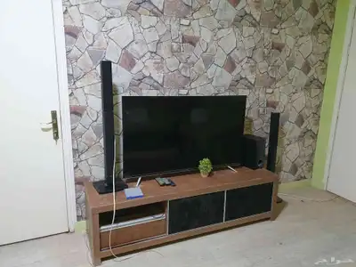 كنب صالة مع طاولات جانبية وطاولة رئيسية وطاولة شاشة طقم نظيف 5
