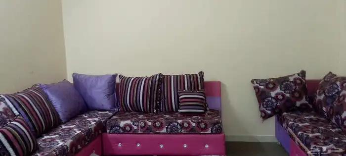 كنب مع ستارة مع فرشه للبيع 4في5 السعر 800 2