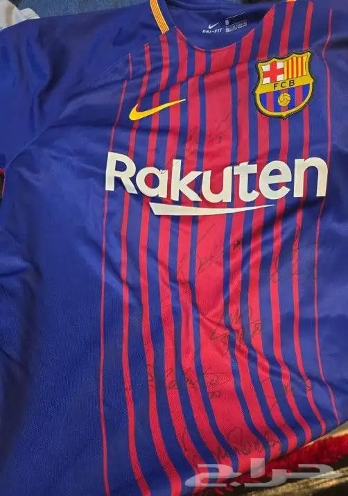 تيشيرت برشلونه الأصلي بتوقيع لاعبي برشلونه مقاس لارج 0