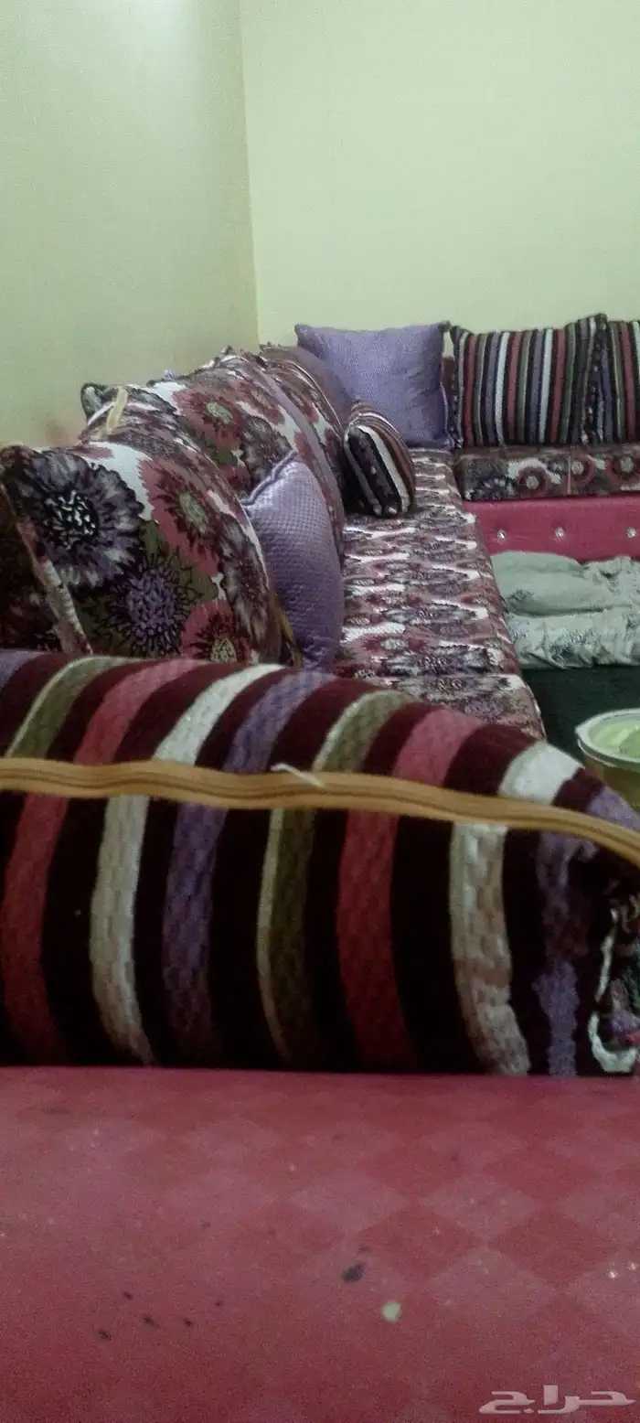 كنب مع ستارة مع فرشه للبيع 4في5 السعر 800 1