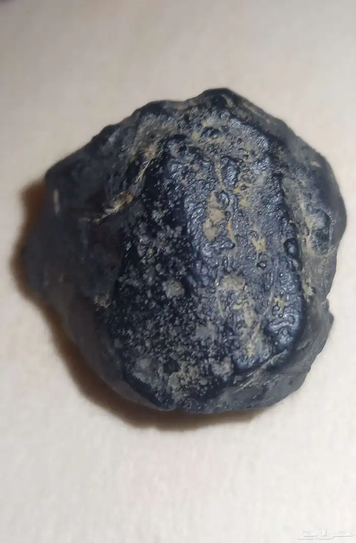 نيزك مريخي أحمر وعلامة الاحتراق...red Martian meteorite 4