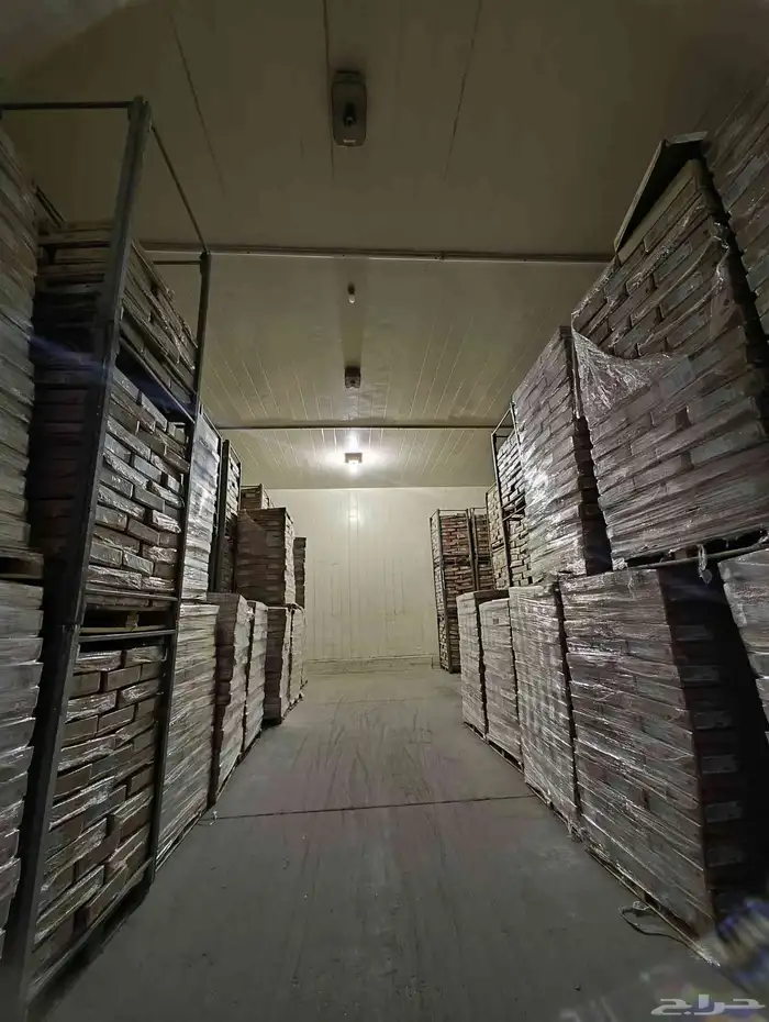 للإيجار مستودع فيه غرفة تبريد صناعية فائقة التجميد (-18 4