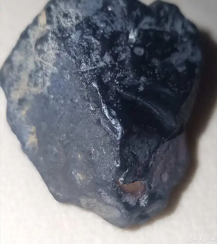 نيزك مريخي أحمر وعلامة الاحتراق...red Martian meteorite 2