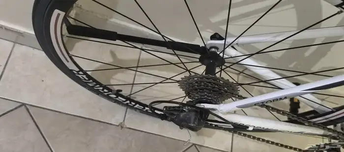 دراجه بيرفورمير اللون ابيض نظيفه جدا 5