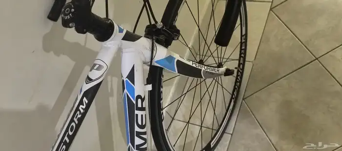 دراجه بيرفورمير اللون ابيض نظيفه جدا 4