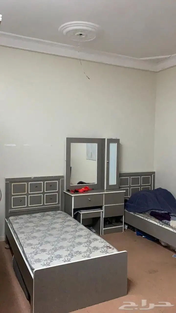 دولاب ملابس واثنين اسره واحد بي سفنج وطاوله طعام كراسي 0
