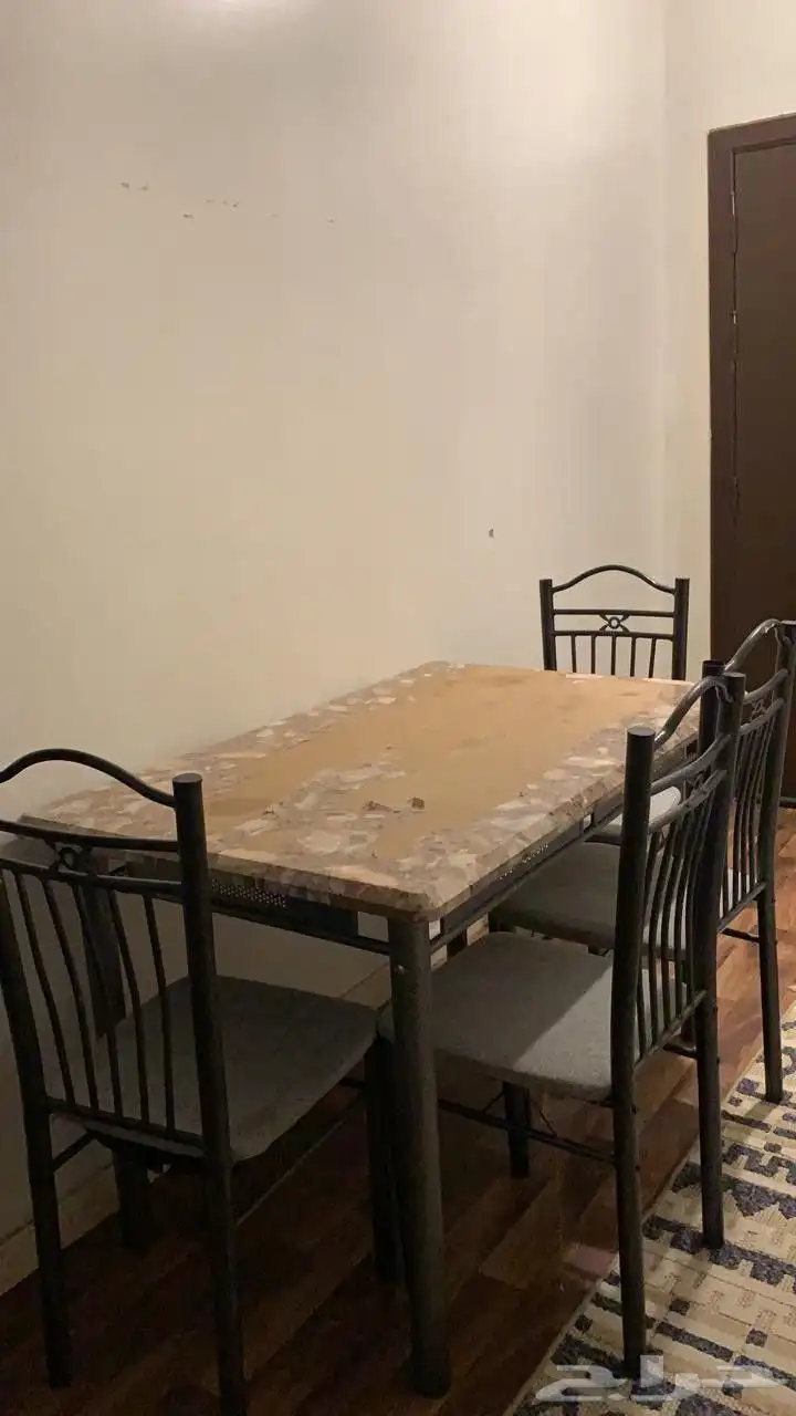 دولاب ملابس واثنين اسره واحد بي سفنج وطاوله طعام كراسي 3