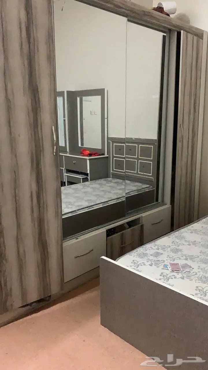 دولاب ملابس واثنين اسره واحد بي سفنج وطاوله طعام كراسي 2