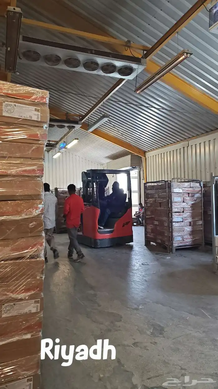 للإيجار مستودع فيه غرفة تبريد صناعية فائقة التجميد (-18 0