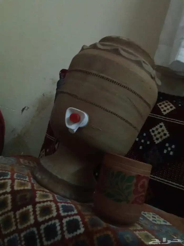 زير مكه ومعاه كوب كبير من الفخار 1