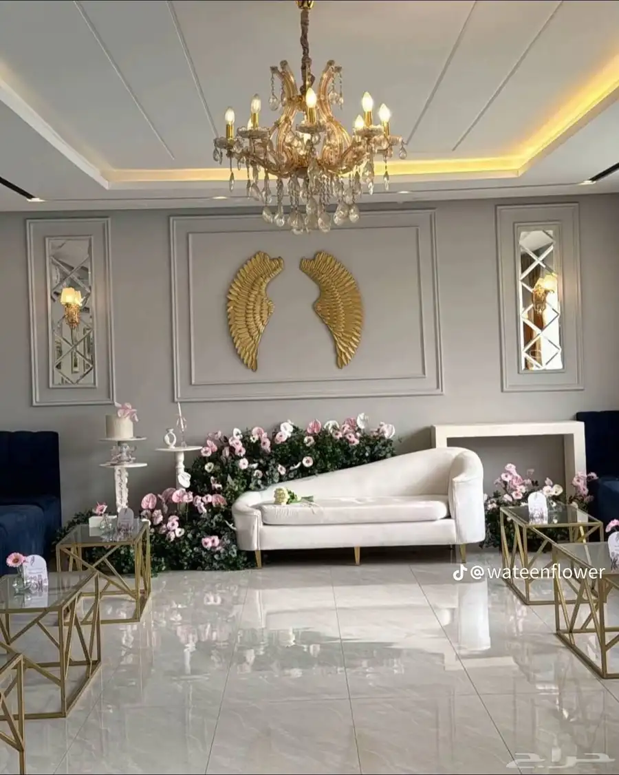 كوشة ملكة بالبيت غمرة طاولات قزاز وكراس شفاف ودهبي سماعات 5