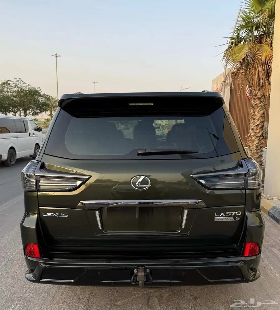 Lexus LX570 S Black Edition 9