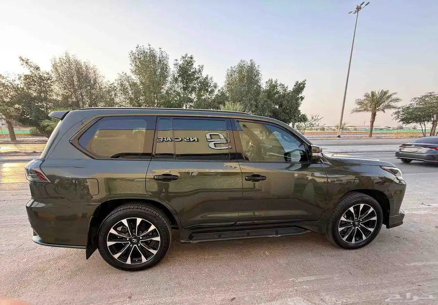Lexus LX570 S Black Edition 4