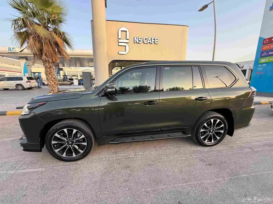 Lexus LX570 S Black Edition 1