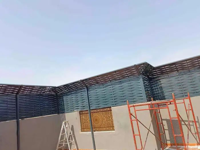 مظلات وسواتر جميع انواع الحداده والدهانات جدران خشب حديد 6