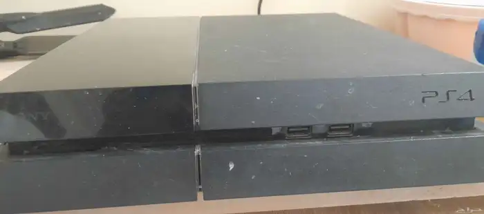 للبيع سوني 4 عادي معا يد و أسلاك و شريط ماينكرافت 2