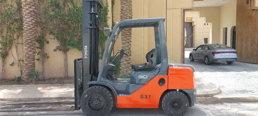 Forklift for monthly rent with driver رافعة شوكيه للايجار 3