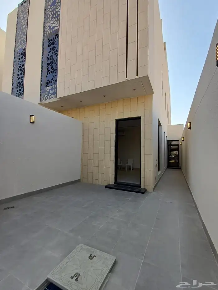 للبيع تاون هاوس ارضي حي غصون 1