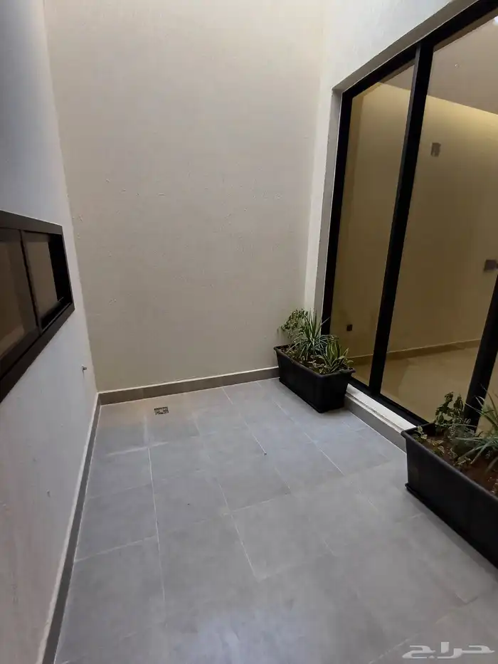 للبيع تاون هاوس ارضي حي غصون 6